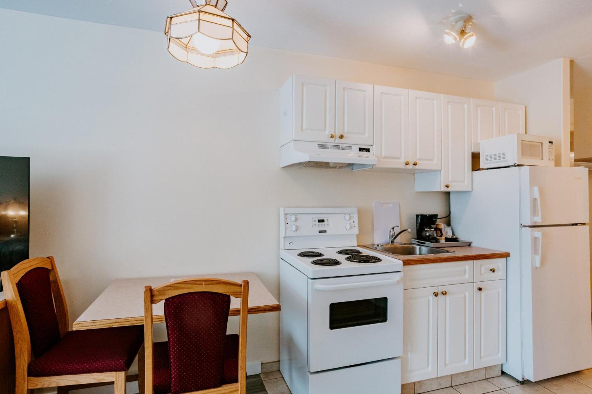 Western Budget Plus Mosaic Suites Penhold Esterno foto