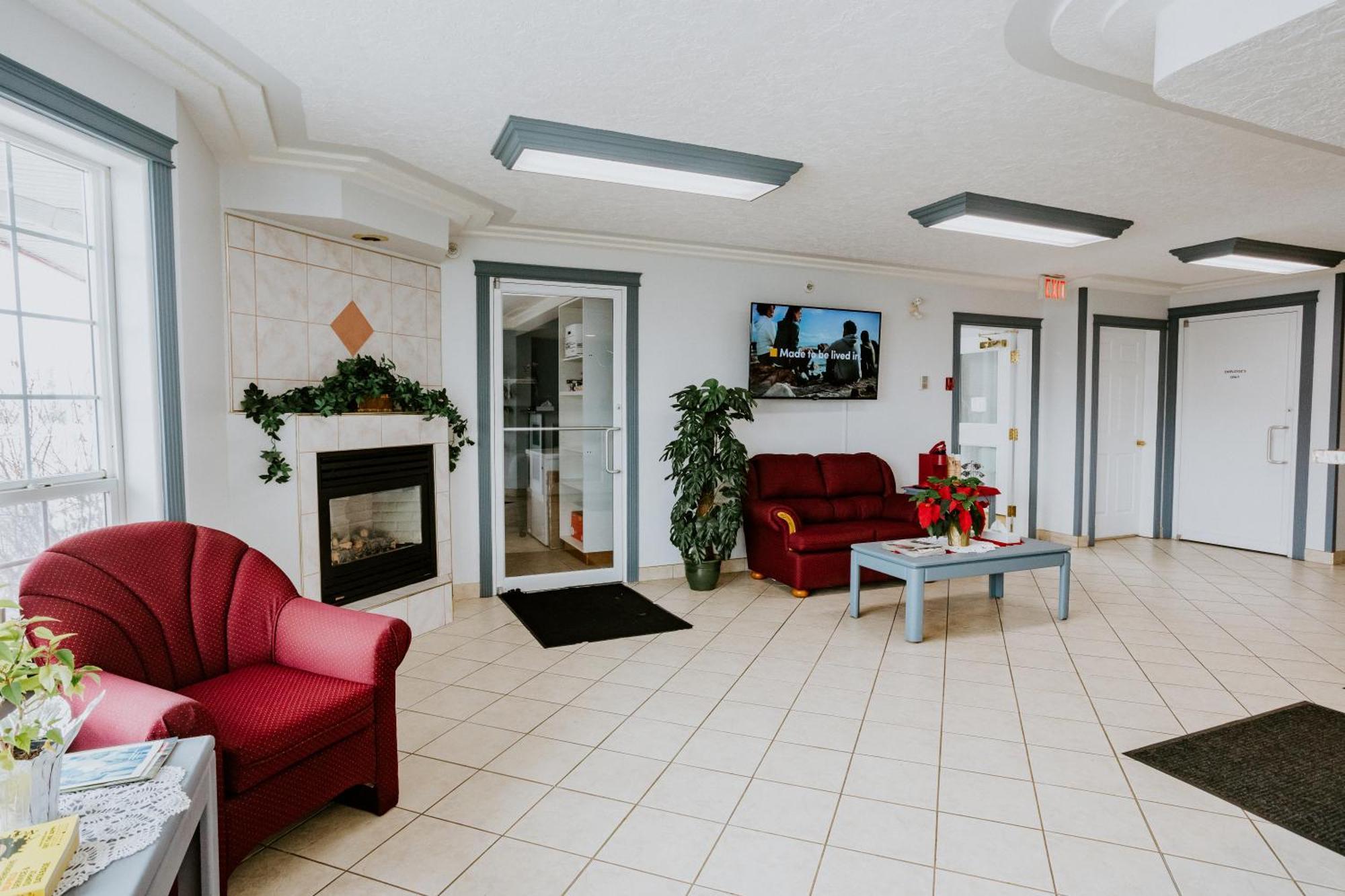 Western Budget Plus Mosaic Suites Penhold Esterno foto