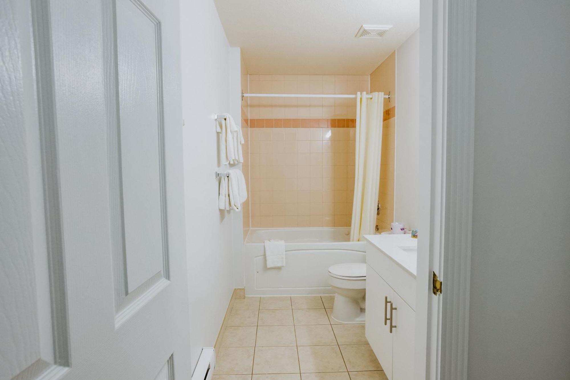 Western Budget Plus Mosaic Suites Penhold Esterno foto