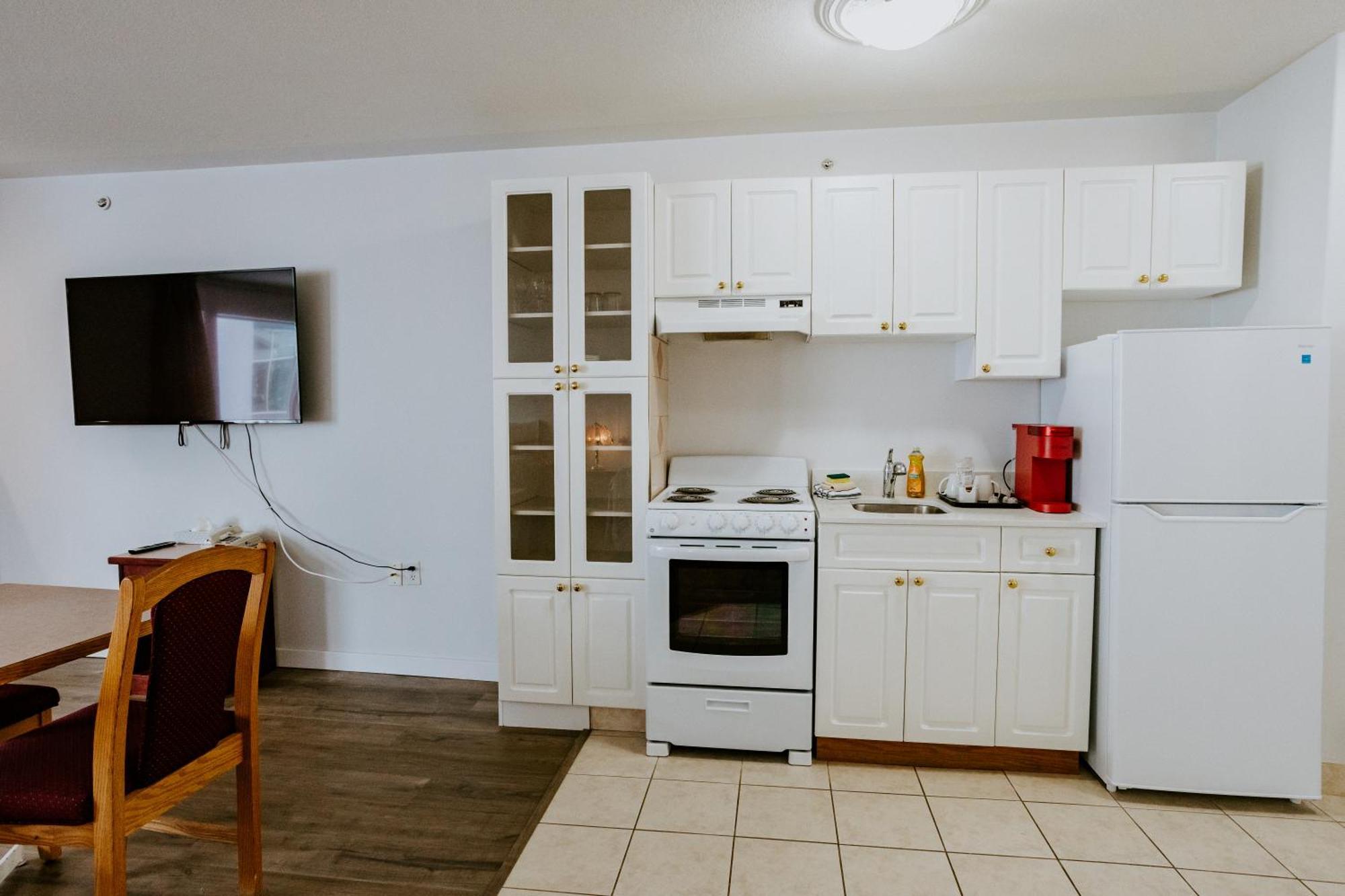 Western Budget Plus Mosaic Suites Penhold Esterno foto