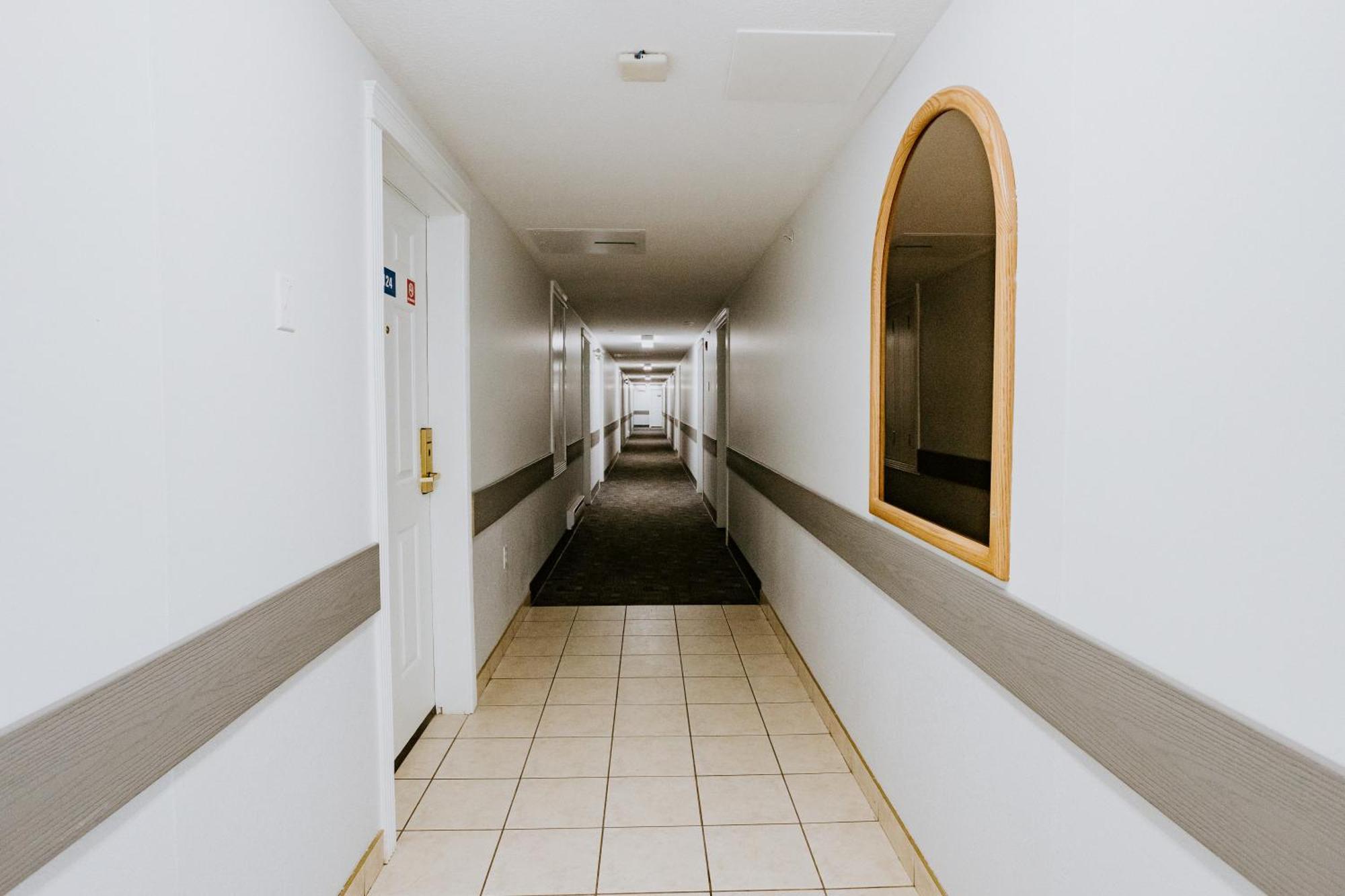 Western Budget Plus Mosaic Suites Penhold Esterno foto