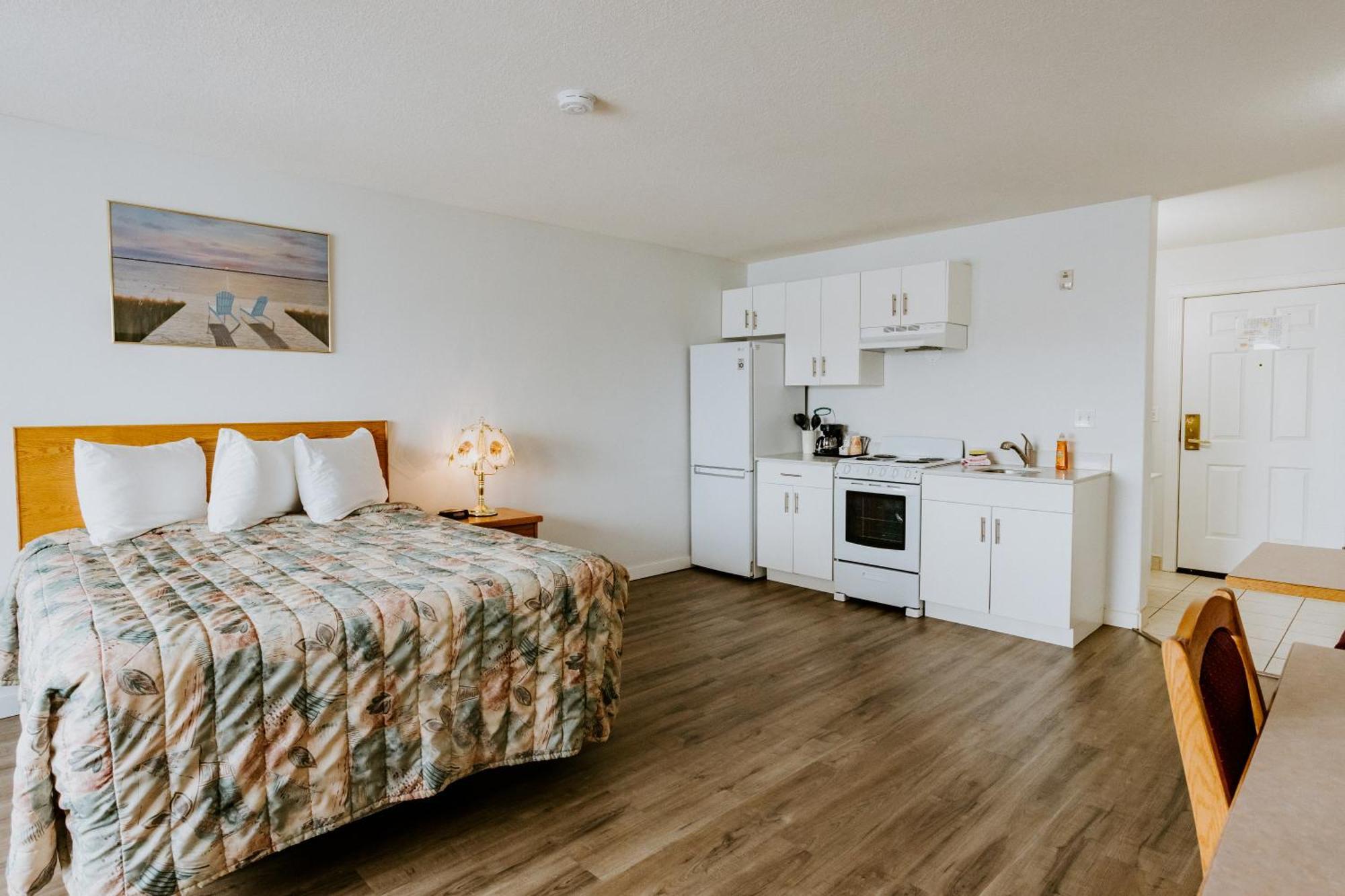 Western Budget Plus Mosaic Suites Penhold Esterno foto