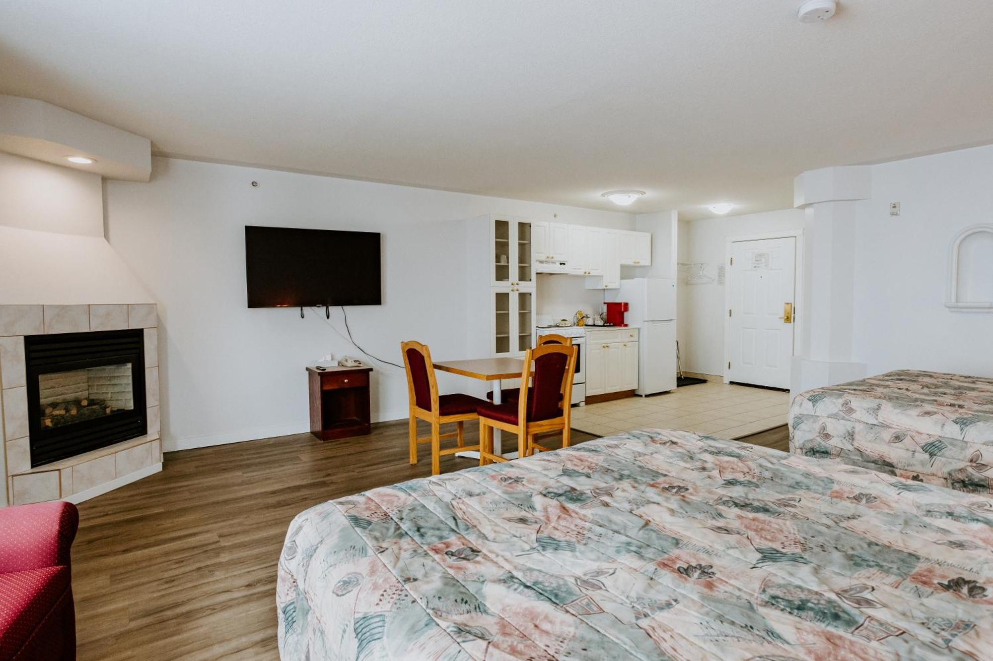 Western Budget Plus Mosaic Suites Penhold Esterno foto