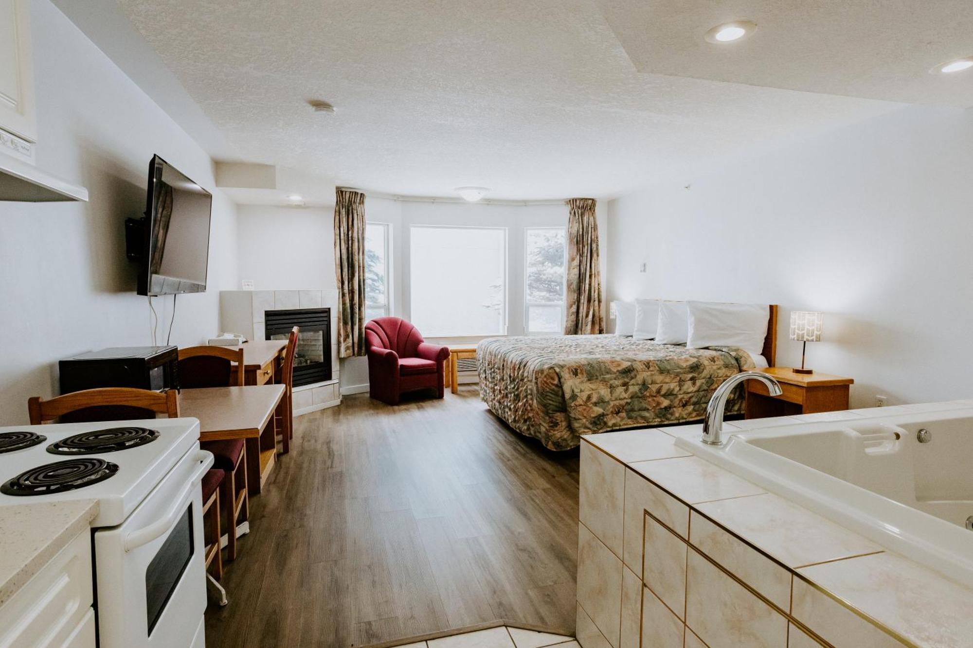 Western Budget Plus Mosaic Suites Penhold Esterno foto