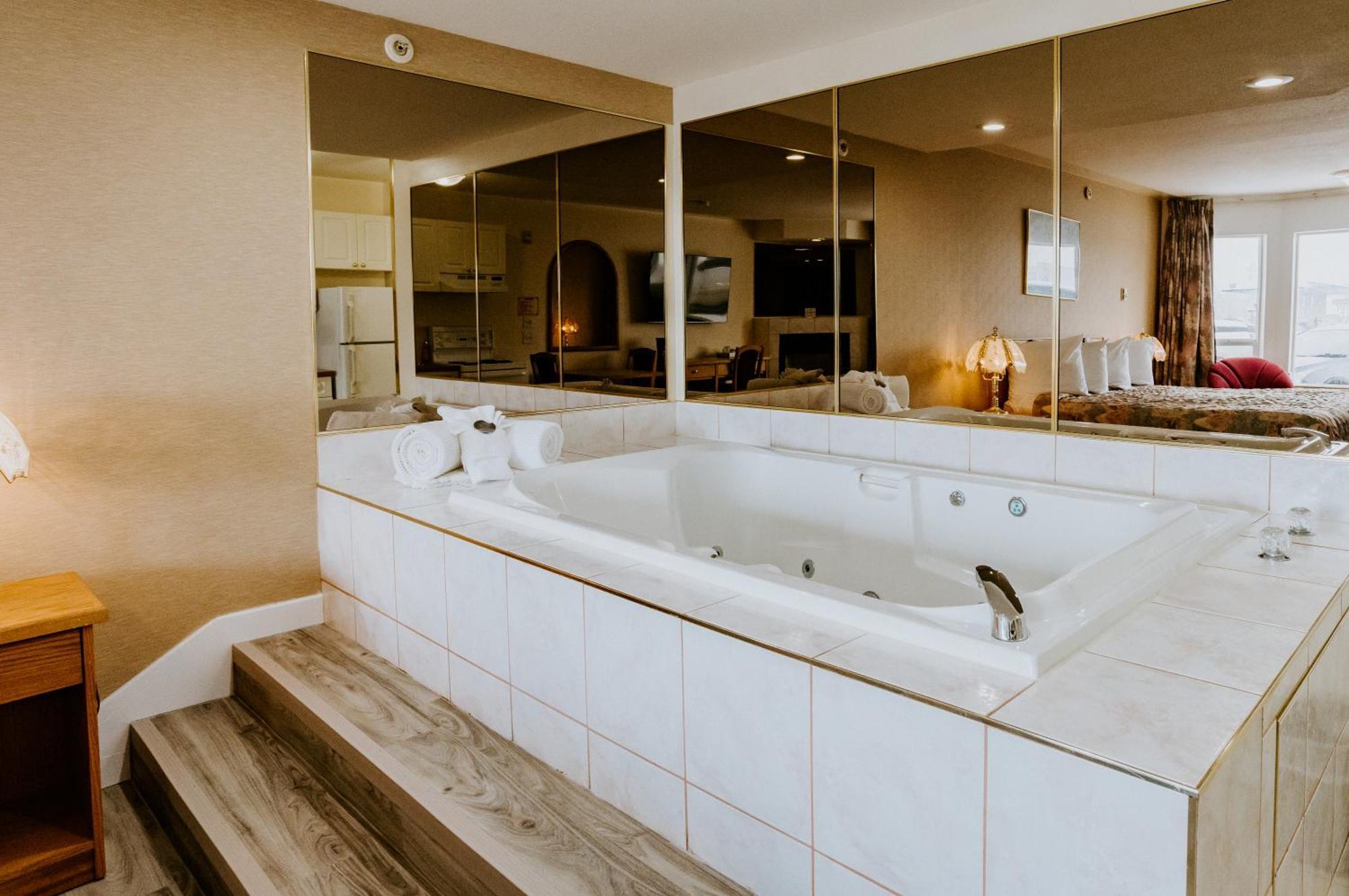Western Budget Plus Mosaic Suites Penhold Esterno foto