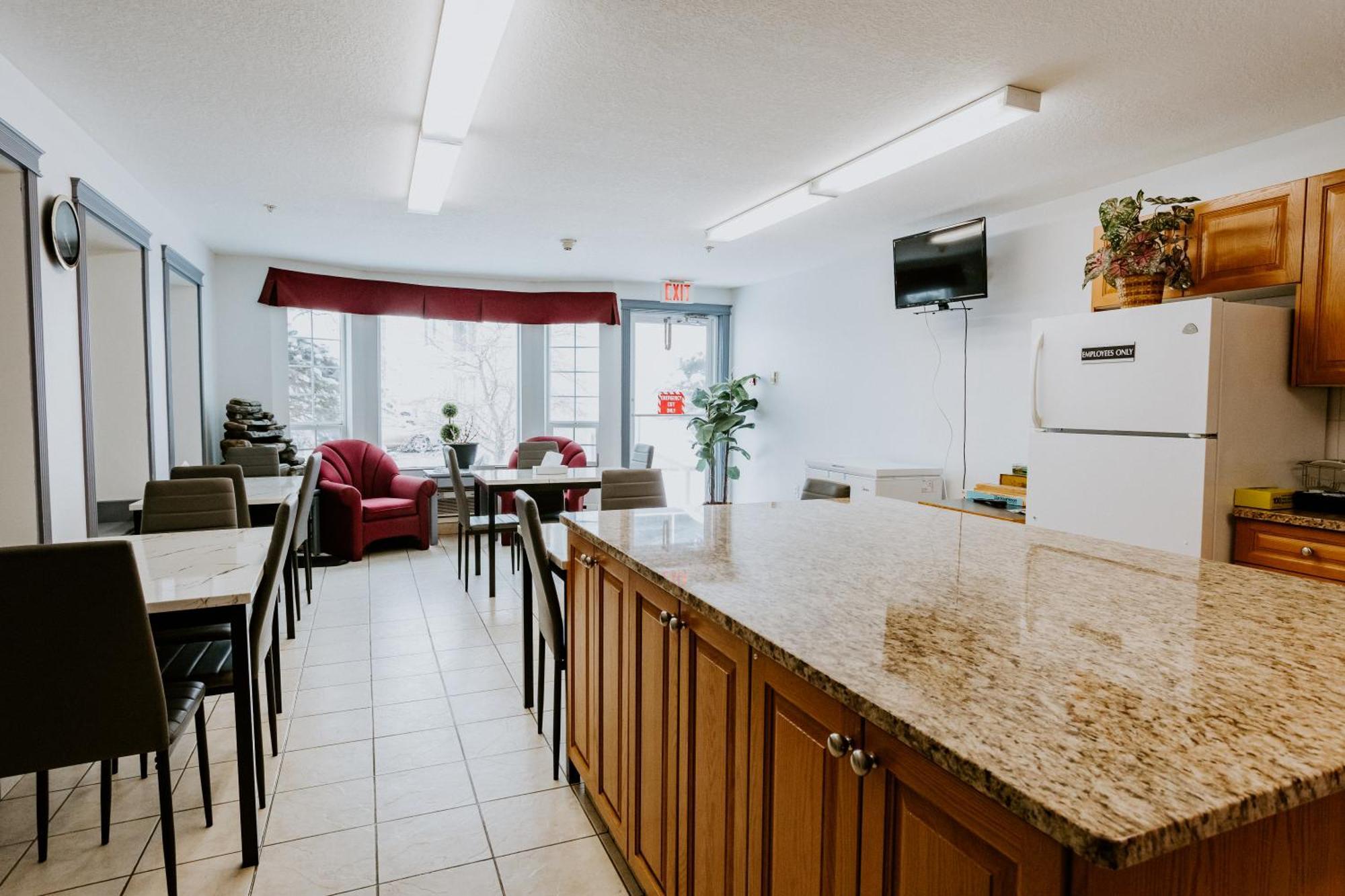 Western Budget Plus Mosaic Suites Penhold Esterno foto