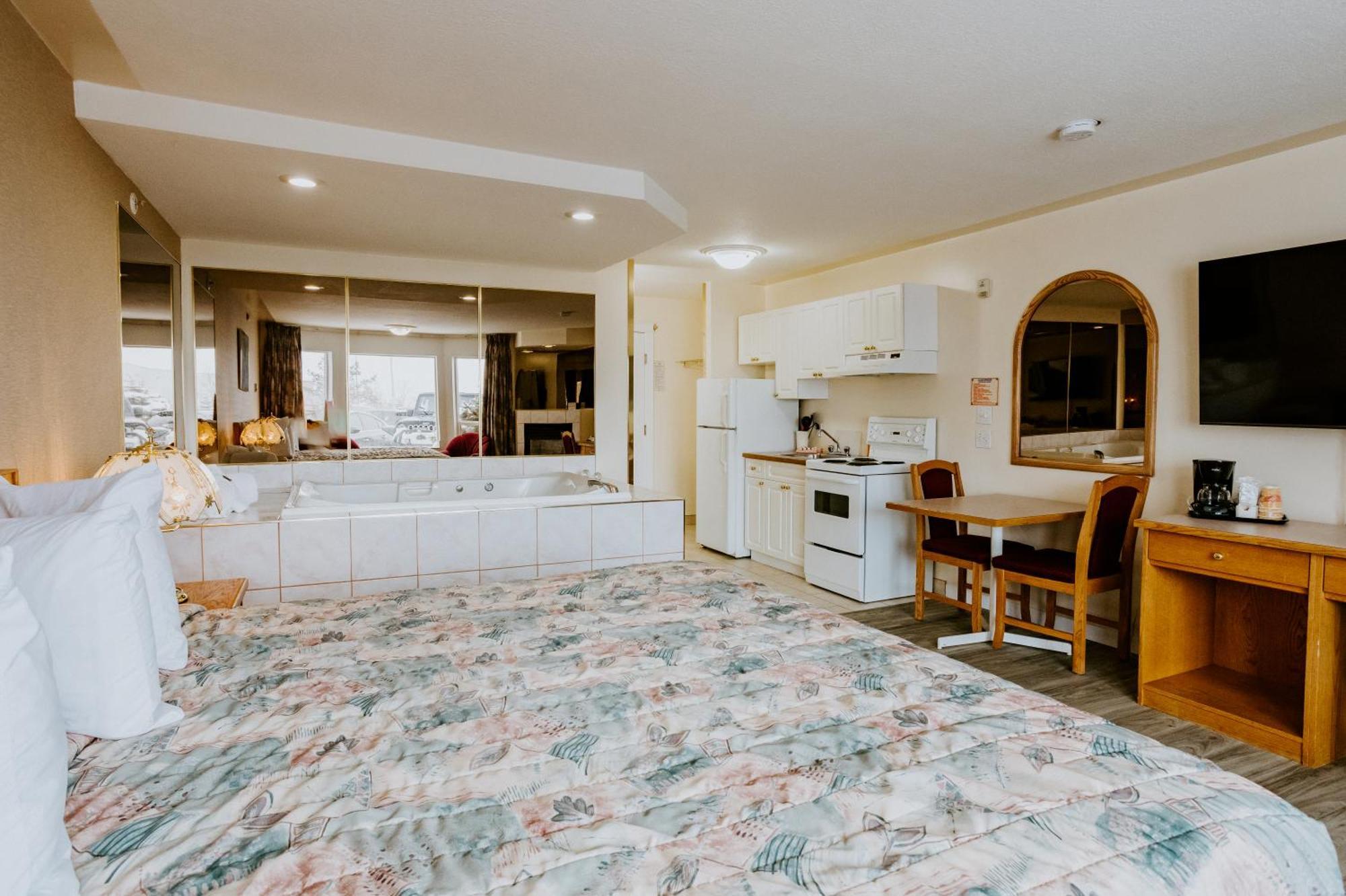 Western Budget Plus Mosaic Suites Penhold Esterno foto