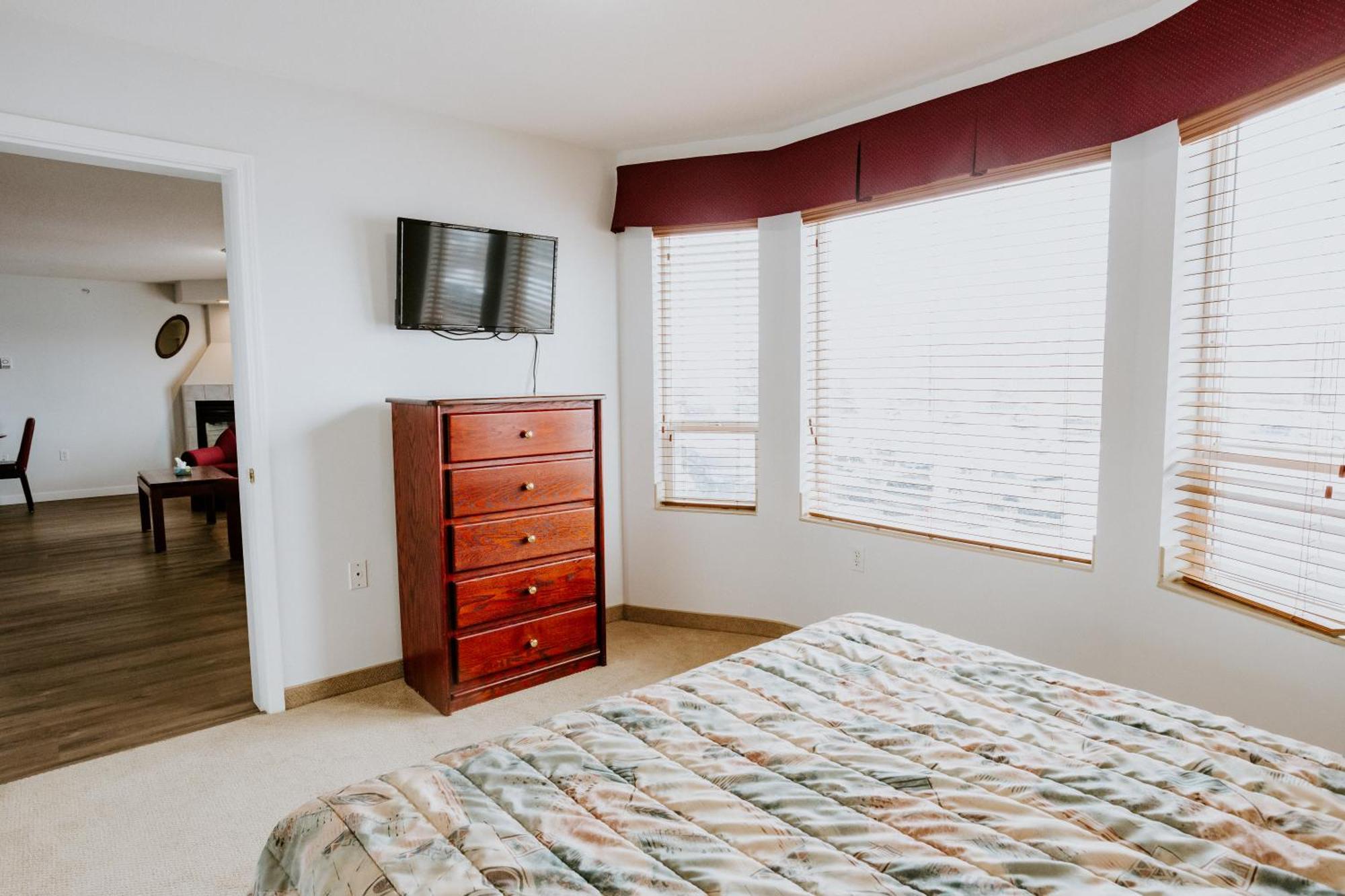 Western Budget Plus Mosaic Suites Penhold Esterno foto